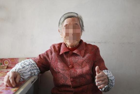 結婚一年，妻子不小心聽到婆婆打電話，妻子默默改了銀行卡密碼
