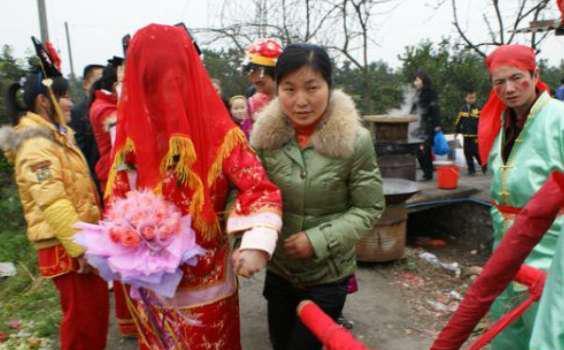 女兒2歲生日，大姑姐送來一金鐲，去了趟洗手間，我冷笑著還給她