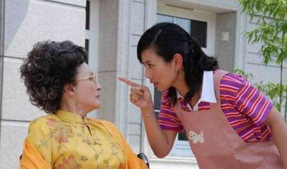女兒2歲生日，大姑姐送來一金鐲，去了趟洗手間，我冷笑著還給她