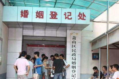 丈夫十三年沒碰妻子一次，丈夫說出離婚，妻子走出民政局喜極而泣