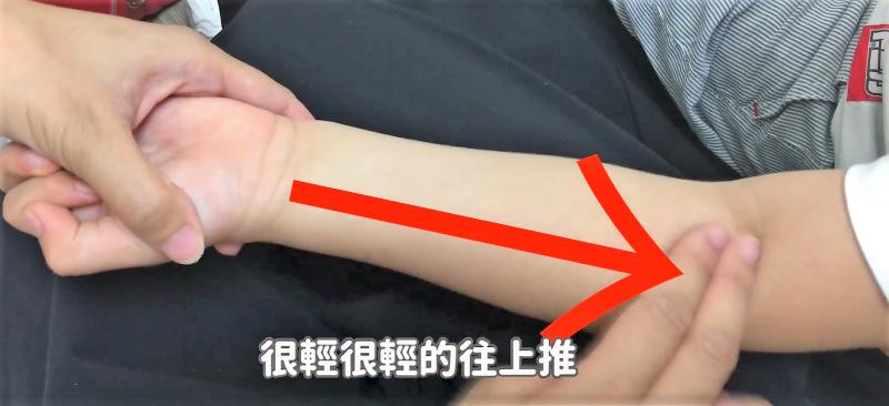 媽媽們必讀！孩子發燒「這樣做」有助於散熱降體溫，趕快學起來！