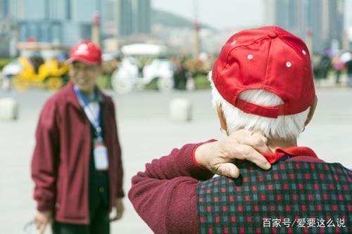 婆婆旅遊半個月，我在公公房間看到一條領帶，公公悄悄給我十萬