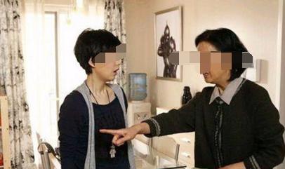 新婚當晚婆婆不讓兒子和兒媳睡，婆婆提個要求氣得兒子破口大罵！