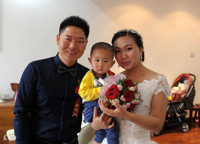 外辛苦打工賺錢，過節回家3歲兒子「一聲爸」，我氣得差點掀翻菜桌！