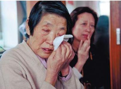 女兒坐月子母親去送雞蛋，進門看到椅子上的兩人，她將雞蛋扔一地