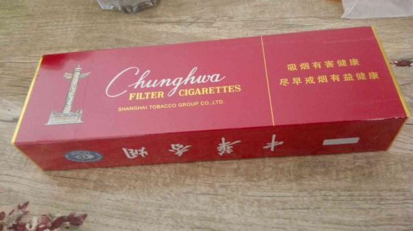倒插門兒子三年不回家，父親去看望，兒子偷給父親條煙，父親愣了
