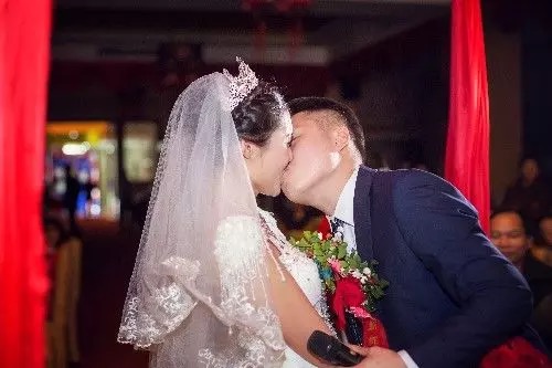 新婚夜，婆婆賴在小兩口房間不走，次日看完監控，嚇得報警，離婚