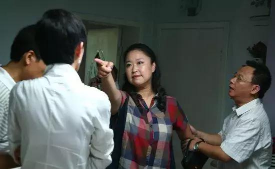 新婚夜婆婆讓我和老公分房睡，我拒絕，婆婆掀開被子，我不再說話