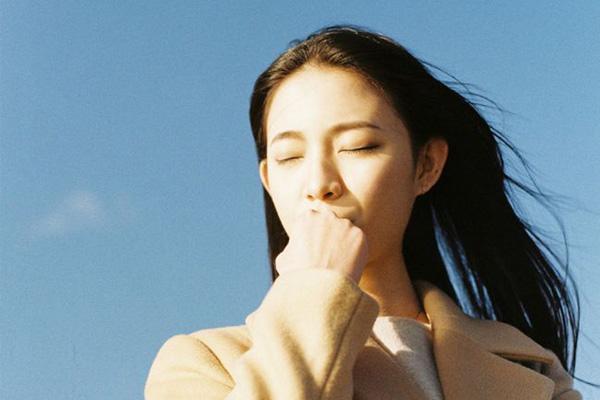 結婚四年妻子終於懷孕，丈夫獎勵十萬，丈母娘來後男子才知自己傻