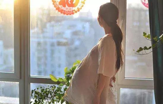 懷雙胞胎，婆婆進城送紅包，飯前聽到她打電話，兒媳才知嫁錯了人
