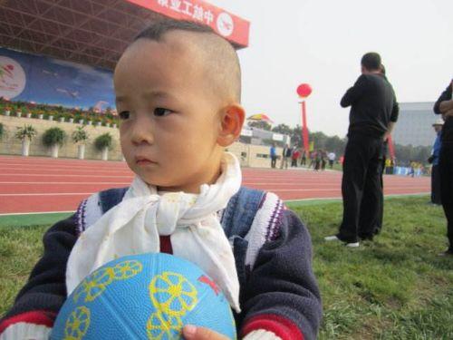 婆婆帶3歲兒子他從不調皮，我好奇跟上瞧，眼前一幕讓我渾身顫抖