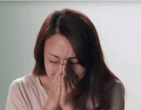 丈夫每晚都讓妻子出去散步，一天下雨返回家，打開門妻子淚如雨下