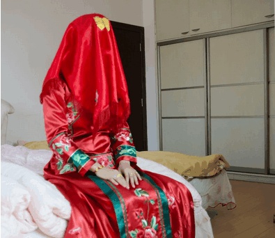 和大我8歲的富婆結婚, 洞房時候看到一幕, 嚇得我跑到客廳睡沙發