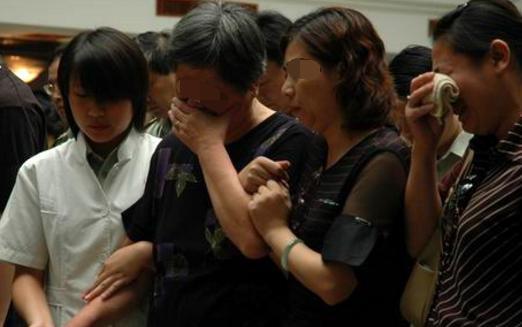 女兒出生後兒媳回家，公婆合夥把門反鎖，得知實情後全村夸婆婆