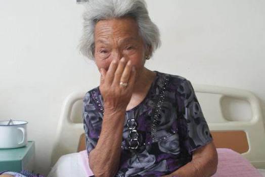 我進城看完病，女婿留我小住，吃飯時他端來一盤菜，我決定立馬就走