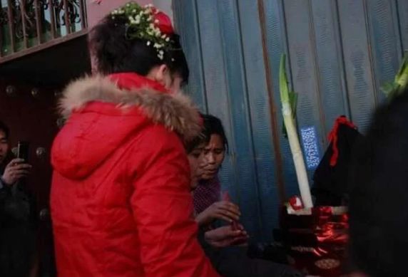 老公結婚第二天去做手術，老婆提出離婚，老公指著床單老婆哭了