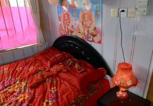 老公結婚第二天去做手術，老婆提出離婚，老公指著床單老婆哭了