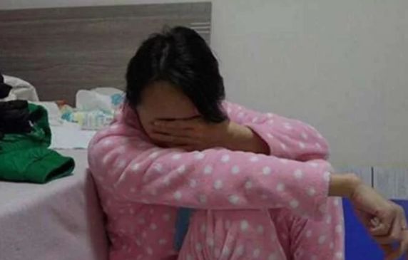 老公結婚第二天去做手術，老婆提出離婚，老公指著床單老婆哭了