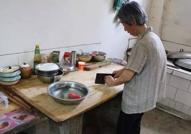 父親去世8年，母親每月進城一次，兒子偷偷跟去，才知母親在騙他