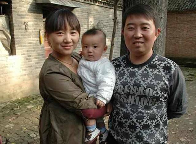 父親去世8年，母親每月進城一次，兒子偷偷跟去，才知母親在騙他