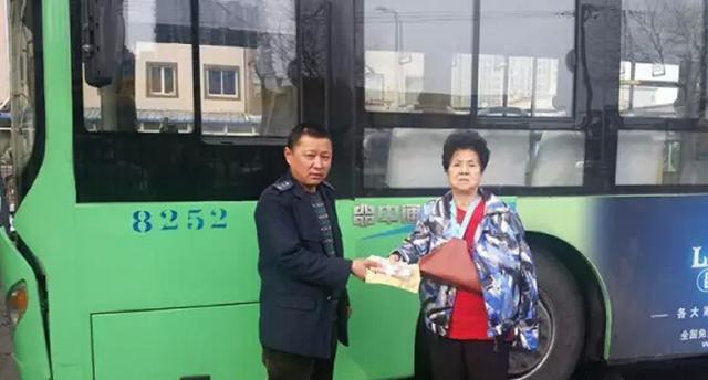 父親去世8年，母親每月進城一次，兒子偷偷跟去，才知母親在騙他