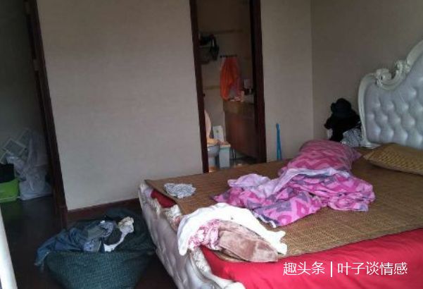 妻子發工資，買了紅酒回家給老公驚喜，推開門一瞬間，她哭了
