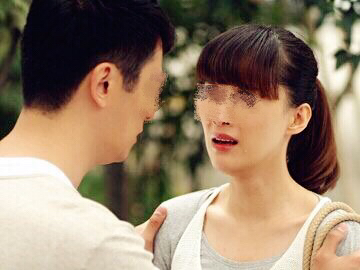 上班前丈夫親了妻子一下，閨女看到後說句話，妻子果斷提出離婚