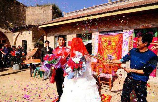 女友被燒傷毀容，男友堅持要娶，遭到家人反對，掀開頭紗男友笑了