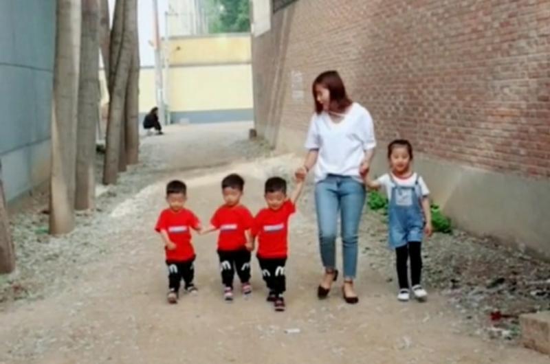 母親看見女兒回家，對著家裡大喊：老頭子快關門，女兒又回來了