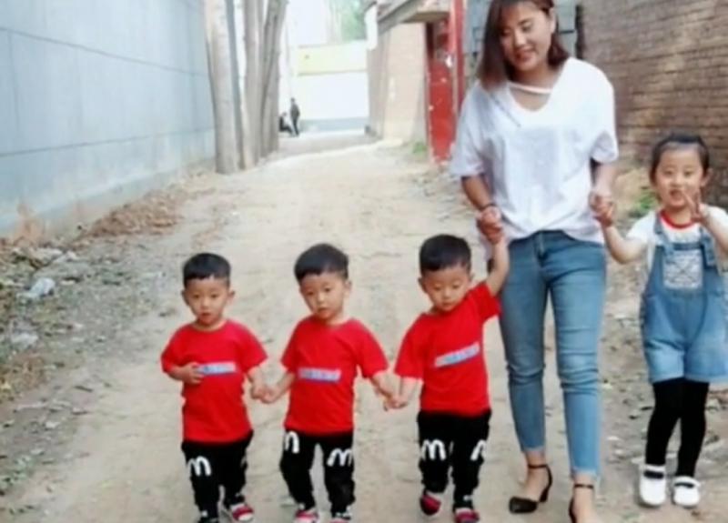 母親看見女兒回家，對著家裡大喊：老頭子快關門，女兒又回來了