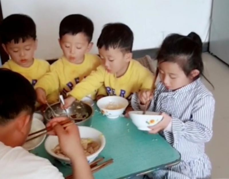 母親看見女兒回家，對著家裡大喊：老頭子快關門，女兒又回來了