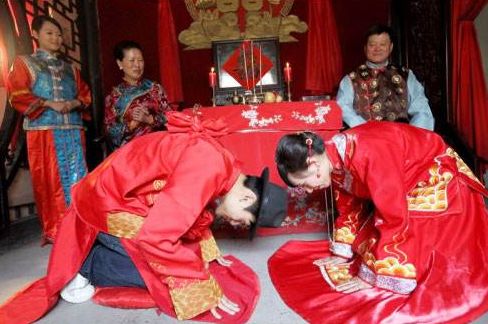 姑娘去相親，對方提前買單離開，服務員說句話，姑娘一臉尷尬