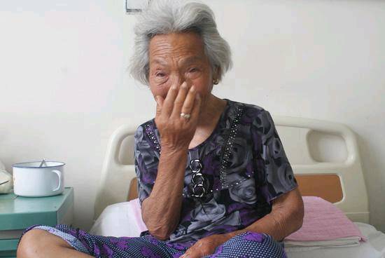 婆婆住院，兒媳伺候7天沒合眼，出院時複查，醫生寫三字：離婚吧