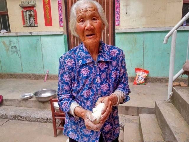 母親逼兒子娶個啞巴女，他新婚當晚逃走，2年後敲開家門，他愣了