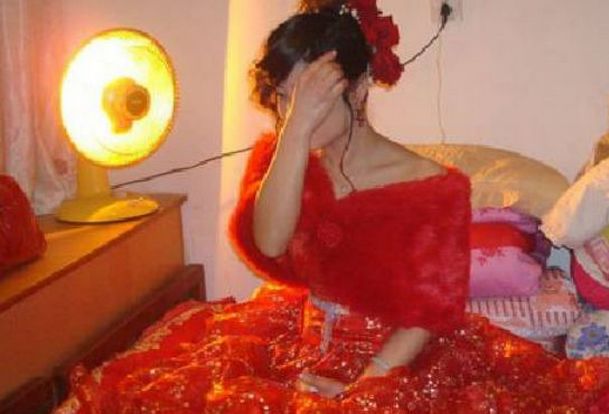 母親逼兒子娶個啞巴女，他新婚當晚逃走，2年後敲開家門，他愣了