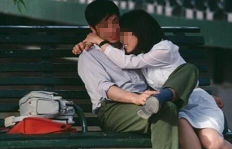小姑子坐月子，婆婆讓俺住陽台，半夜聽見小姑子尖叫，俺緊捂嘴巴