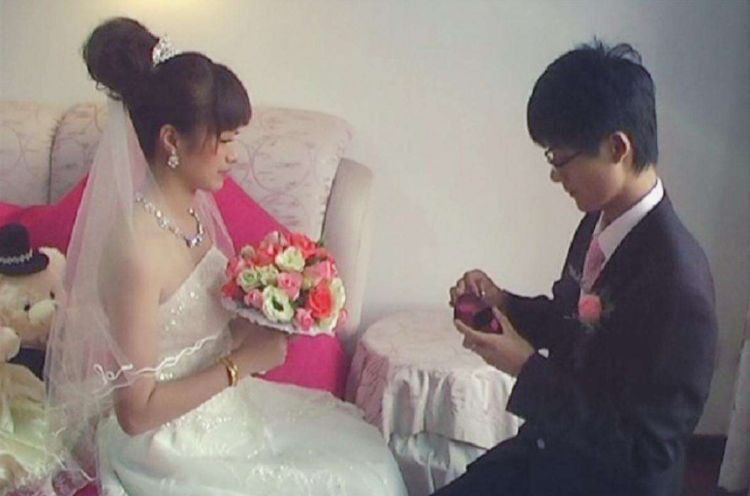 老公前女朋友結婚，讓一起去參加，剛到婚禮現場，老公叫俺滾