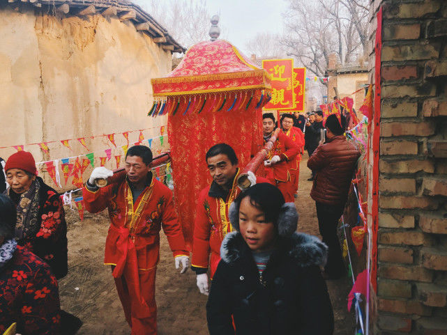 小叔子結婚，城裡嫂子送一輛跑車，拉開車門看後，小叔子撒腿就跑