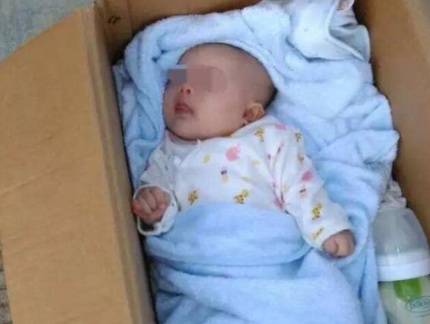 女子在路邊撿了個孩子，撫養4年後，一次聚會上得知是自己親女兒