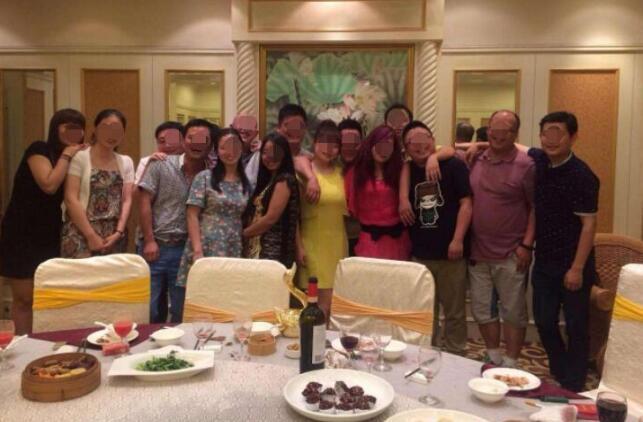 女子在路邊撿了個孩子，撫養4年後，一次聚會上得知是自己親女兒