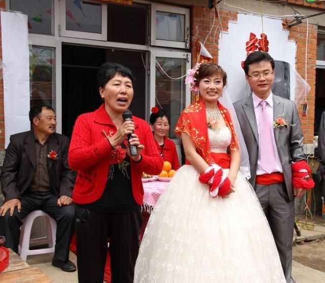 兒媳帶婆婆改嫁，新婚夜老公提個問題，婆婆的回答，讓兒媳心寒了
