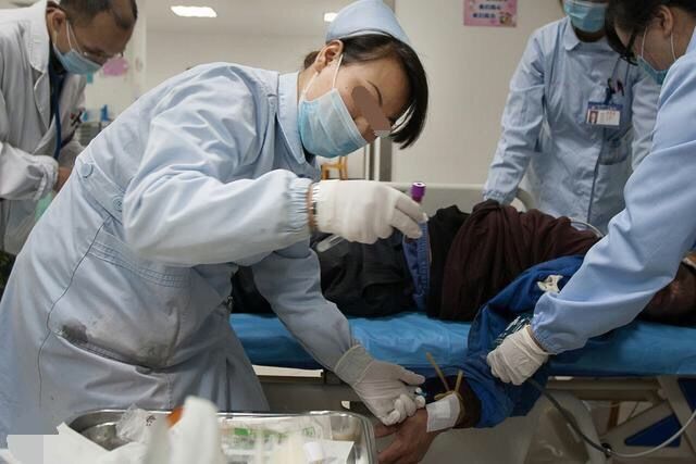 丈夫去世，6歲兒子總捧著他的鞋睡覺，妻子起疑，剪開後哭瞎眼睛