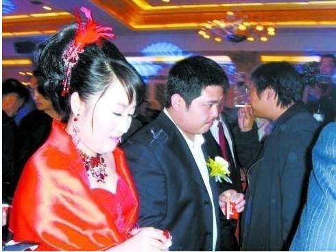 婚禮還沒完婆婆就立規矩，丈母娘當場生氣，新郎獨自在婚禮上發獃