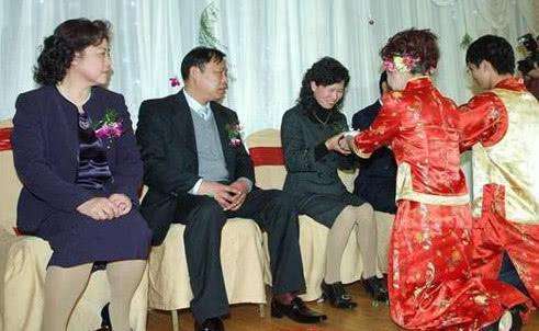 婚禮還沒完婆婆就立規矩，丈母娘當場生氣，新郎獨自在婚禮上發獃