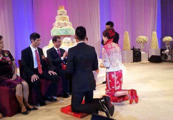 婚禮還沒完婆婆就立規矩，丈母娘當場生氣，新郎獨自在婚禮上發獃