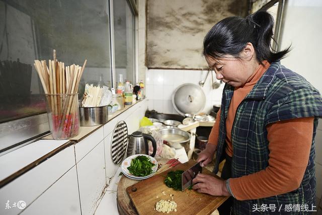 接農村老媽來家住半個月，老婆天天以淚洗臉，我只好把老媽送走