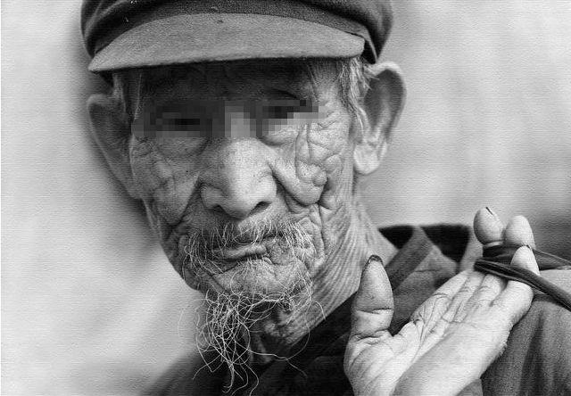 家裡來了一條蛇，老人不讓打，十年後老人去世，蛇走了，家敗了