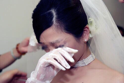 女子受邀給閨密當伴娘，送了個大紅包，去了一趟洗手間，憤然離開