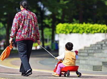 兒媳是殘疾人，婆婆把她當女兒，兒媳打開姑子的手機把婚離了