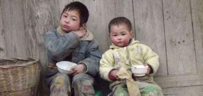 婚後妹妹準時寄錢卻從不回家，殘疾哥哥去探望，走進客廳愣住了